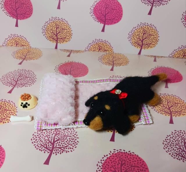 ハンドメイド 羊毛フェルト ミニチュア ダックスフンド 寝そべり わんこ エサと骨付き 置物 < ペット/手芸/園芸 ハンドメイド 羊毛フェルト ミニチュア ダックスフンド 寝そべり わんこ エサと骨付き 置物 < ペット/手芸/園芸の