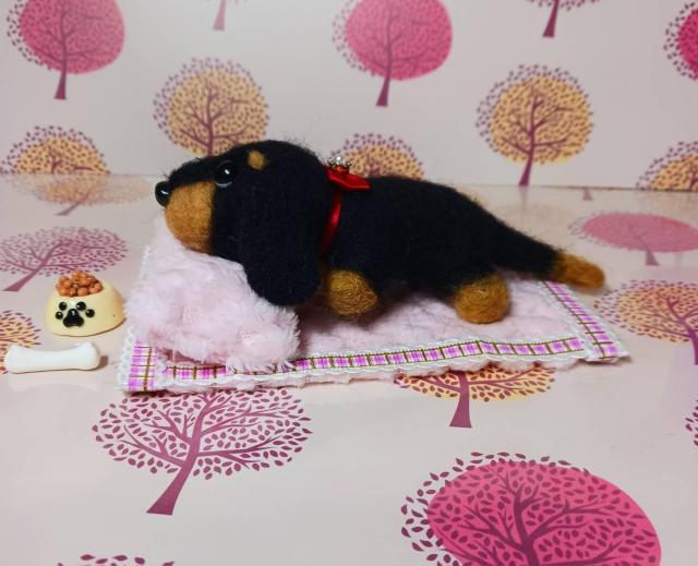 ハンドメイド 羊毛フェルト ミニチュア ダックスフンド 寝そべり わんこ エサと骨付き 置物 < ペット/手芸/園芸 ハンドメイド 羊毛フェルト ミニチュア ダックスフンド 寝そべり わんこ エサと骨付き 置物 < ペット/手芸/園芸の