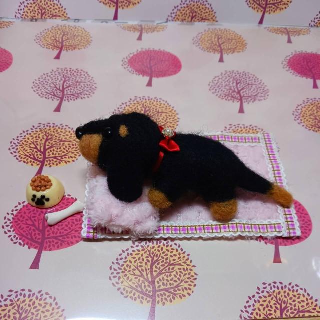 ハンドメイド 羊毛フェルト ミニチュア ダックスフンド 寝そべり わんこ エサと骨付き 置物 < ペット/手芸/園芸 ハンドメイド 羊毛フェルト ミニチュア ダックスフンド 寝そべり わんこ エサと骨付き 置物 < ペット/手芸/園芸の