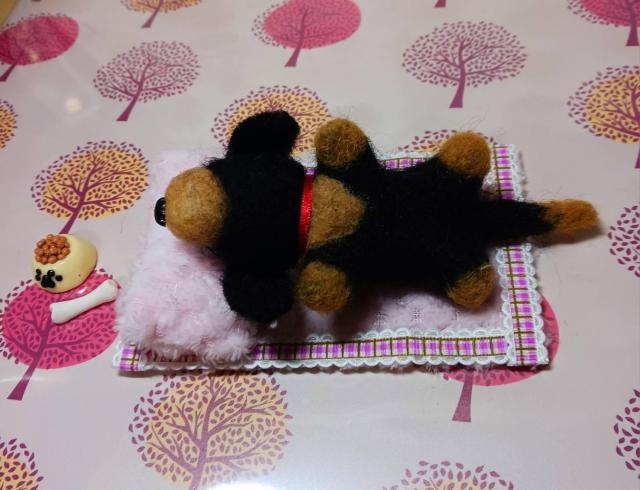 ハンドメイド 羊毛フェルト ミニチュア ダックスフンド 寝そべり わんこ エサと骨付き 置物 < ペット/手芸/園芸 ハンドメイド 羊毛フェルト ミニチュア ダックスフンド 寝そべり わんこ エサと骨付き 置物 < ペット/手芸/園芸の