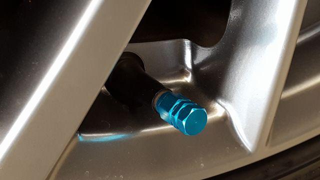 インプレッサG4 取付例あり カラフルエアバルブキャップtype3  < 自動車/バイク インプレッサG4 取付例あり カラフルエアバルブキャップtype3  < 自動車/バイク