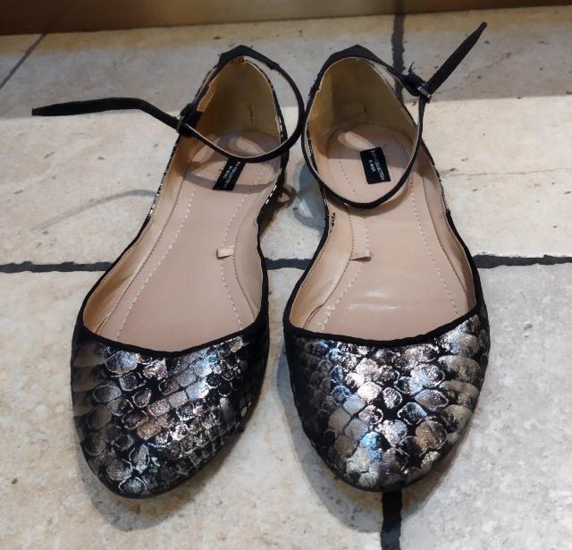 ZARA 黒×シルバー ウロコ柄 アンクルストラップパンプス ぺたんこ 24cm < 女性ファッション  ZARA 黒×シルバー ウロコ柄 アンクルストラップパンプス ぺたんこ 24cm  < 女性ファッションの