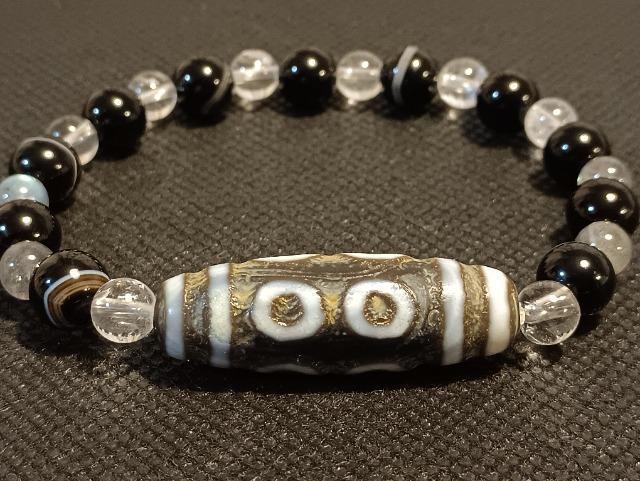 ���A��̃u���X�ł��B�u�Г�A�׋C�����͂ɏ�������B�v��_���B  �� �����A�N�Z�T���[/���v�� 