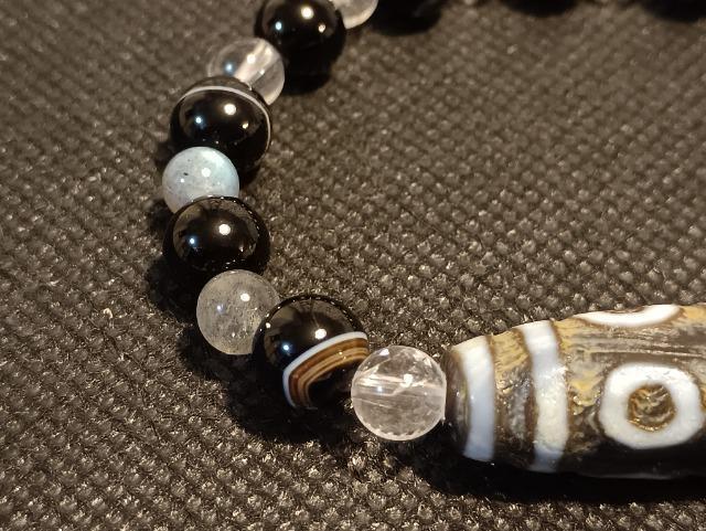 ���A��̃u���X�ł��B�u�Г�A�׋C�����͂ɏ�������B�v��_���B �� �����A�N�Z�T���[/���v�� 