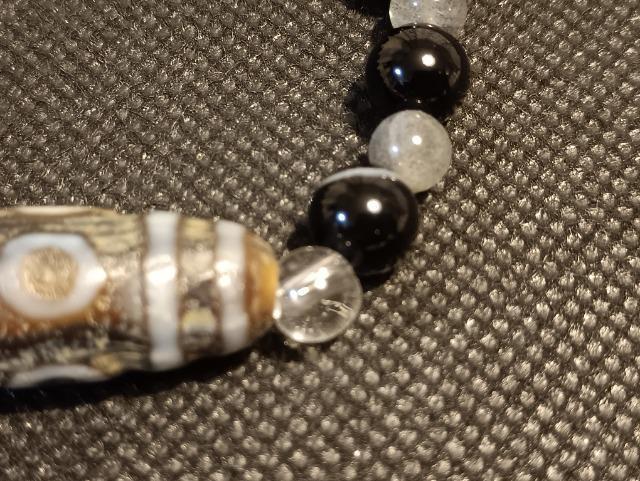 ���A��̃u���X�ł��B�u�Г�A�׋C�����͂ɏ�������B�v��_���B �� �����A�N�Z�T���[/���v�� 