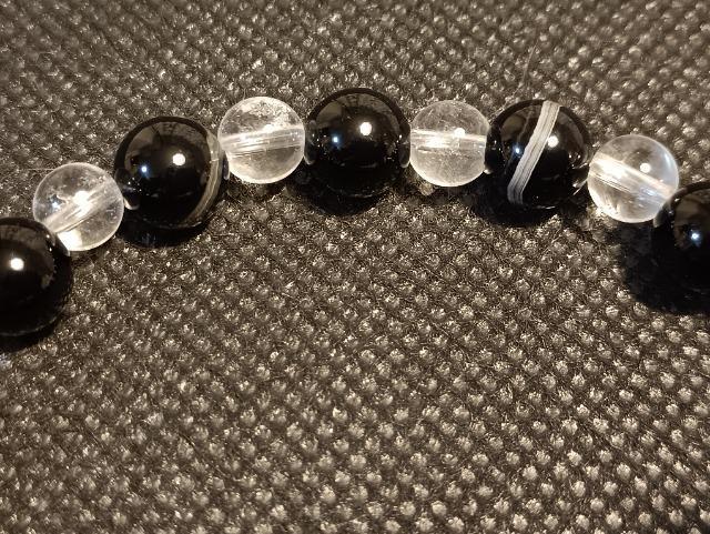 ���A��̃u���X�ł��B�u�Г�A�׋C�����͂ɏ�������B�v��_���B �� �����A�N�Z�T���[/���v�� 