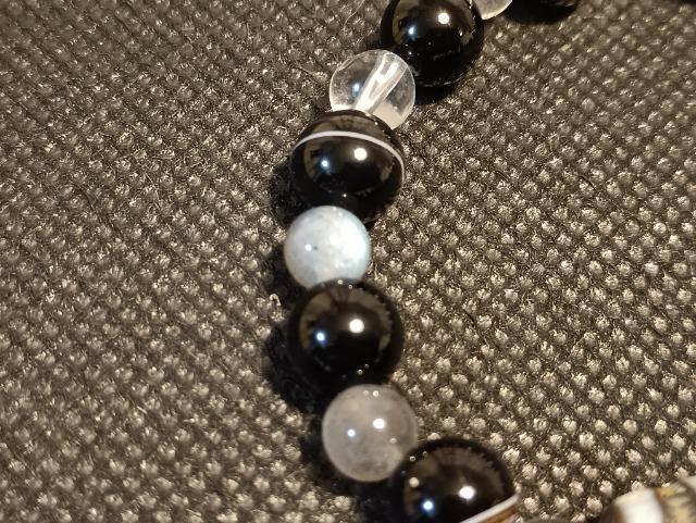 ���A��̃u���X�ł��B�u�Г�A�׋C�����͂ɏ�������B�v��_���B �� �����A�N�Z�T���[/���v�� 