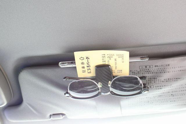 サングラス メガネホルダー カーボン調ペン&チケットホルダー付 < 自動車/バイク サングラス メガネホルダー カーボン調ペン&チケットホルダー付 < 自動車/バイク