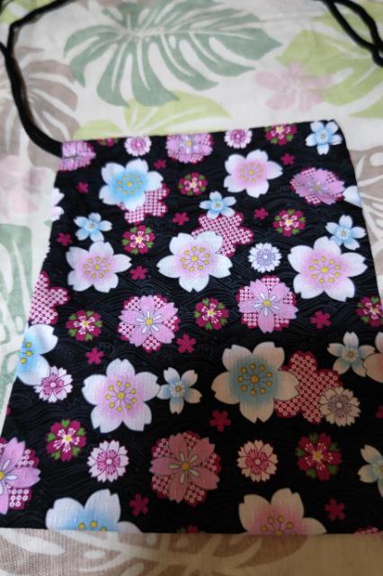 ★処分品★新柄=黒×波に桜和柄ナナメ掛巾着袋 < キッズ/ベビー  ★処分品★新柄=黒×波に桜和柄ナナメ掛巾着袋  < キッズ/ベビーの