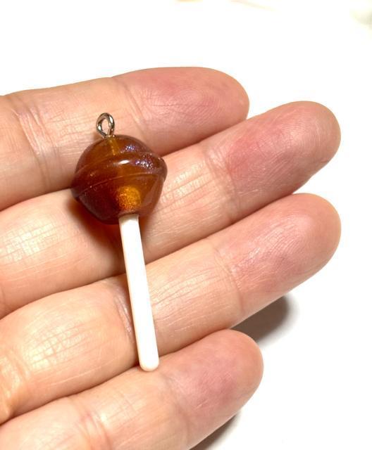 675 ロリポップキャンディ 1個 コーラ色 樹脂パーツ チャーム お菓子◯ < ペット/手芸/園芸 675 ロリポップキャンディ 1個 コーラ色 樹脂パーツ チャーム お菓子◯ < ペット/手芸/園芸の