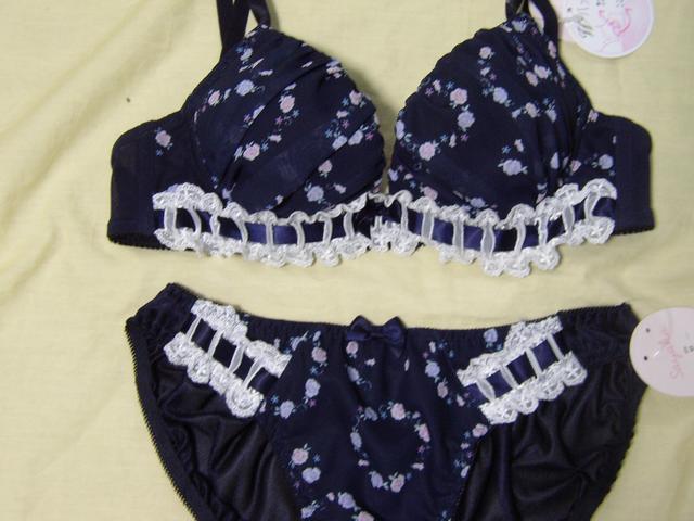 小さな花柄とリボン使い、C70Mワイヤー入り < 女性ファッション  小さな花柄とリボン使い、C70Mワイヤー入り < 女性ファッションの