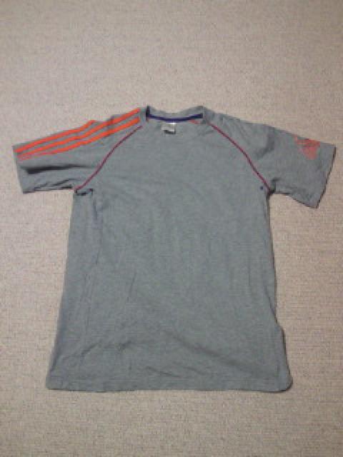 adidas アディダス 脇 通気穴 肩 三本線 Tシャツ グレー Lサイズ < ブランド  adidas アディダス 脇 通気穴 肩 三本線 Tシャツ グレー Lサイズ < ブランドの