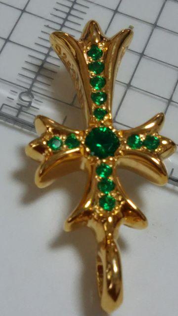 ☆超美品 22K仕上げ☆ タイニー クロス チャーム エメラルドPave < ブランド  ☆超美品 22K仕上げ☆ タイニー クロス チャーム エメラルドPave < ブランドの