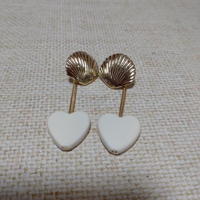 ゴールド色シェルモチーフとハートモチーフピアス < 女性アクセサリー/時計  ゴールド色シェルモチーフとハートモチーフピアス  < 女性アクセサリー/時計の