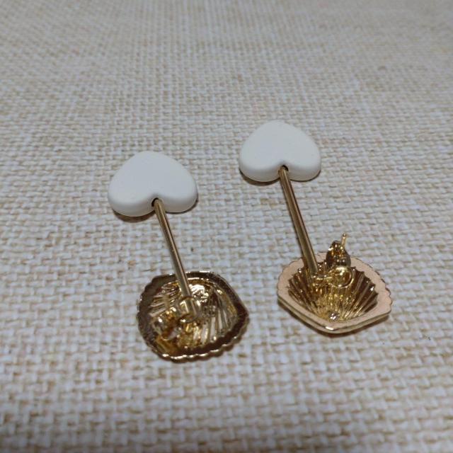 ゴールド色シェルモチーフとハートモチーフピアス < 女性アクセサリー/時計  ゴールド色シェルモチーフとハートモチーフピアス < 女性アクセサリー/時計の