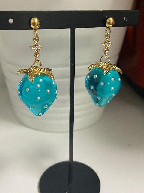 ハンドメイド いちごのチャームを使用したピアス ブルー < 女性ファッション  ハンドメイド いちごのチャームを使用したピアス ブルー  < 女性ファッションの