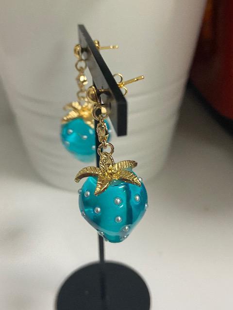 ハンドメイド いちごのチャームを使用したピアス ブルー < 女性ファッション  ハンドメイド いちごのチャームを使用したピアス ブルー < 女性ファッションの