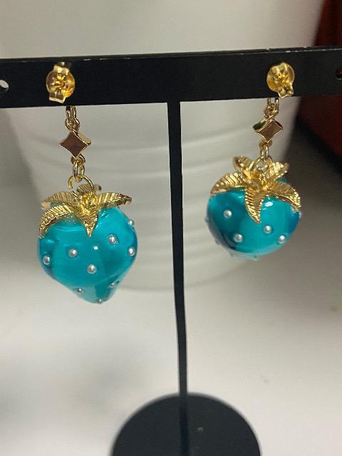 ハンドメイド いちごのチャームを使用したピアス ブルー < 女性ファッション  ハンドメイド いちごのチャームを使用したピアス ブルー < 女性ファッションの