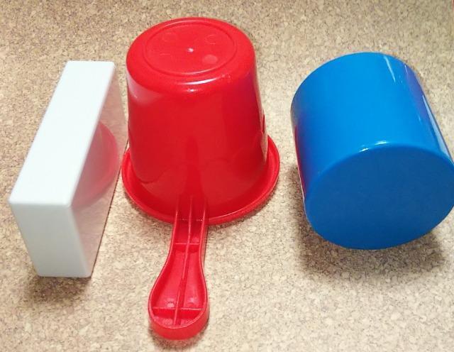 水遊び?砂遊び?セット振ると音が鳴る四角・筒型積み木?、桶?サイズ約6〜13cm < おもちゃ  水遊び?砂遊び?セット振ると音が鳴る四角・筒型積み木?、桶?サイズ約6〜13cm < おもちゃの