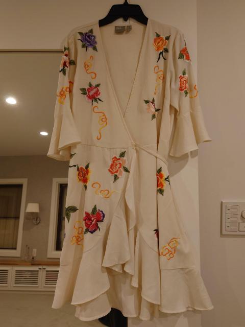 ベージュ花柄チュニックワンピース 袖フリルカシュクール Mサイズ < 女性ファッション  ベージュ花柄チュニックワンピース 袖フリルカシュクール Mサイズ  < 女性ファッションの