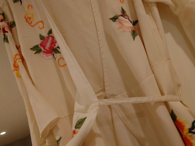 ベージュ花柄チュニックワンピース 袖フリルカシュクール Mサイズ < 女性ファッション  ベージュ花柄チュニックワンピース 袖フリルカシュクール Mサイズ < 女性ファッションの