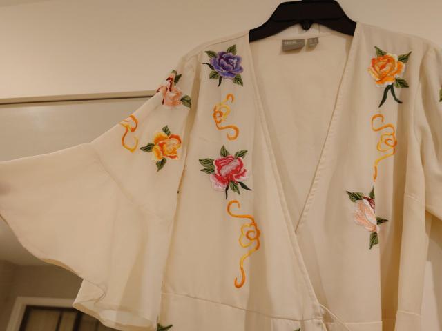 ベージュ花柄チュニックワンピース 袖フリルカシュクール Mサイズ < 女性ファッション  ベージュ花柄チュニックワンピース 袖フリルカシュクール Mサイズ < 女性ファッションの