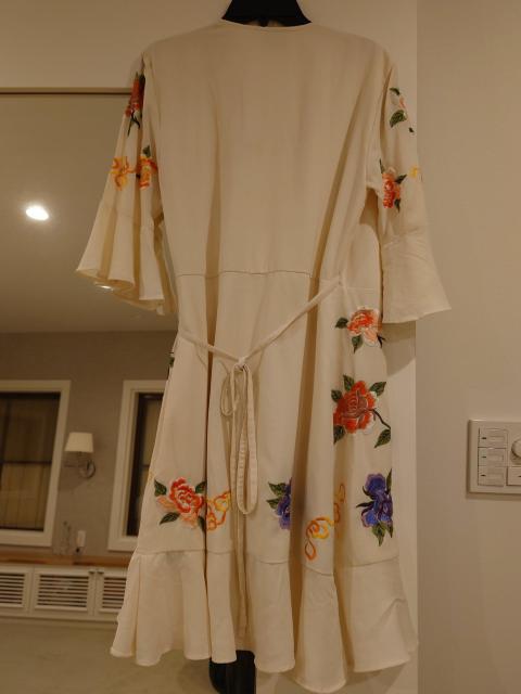 ベージュ花柄チュニックワンピース 袖フリルカシュクール Mサイズ < 女性ファッション  ベージュ花柄チュニックワンピース 袖フリルカシュクール Mサイズ < 女性ファッションの