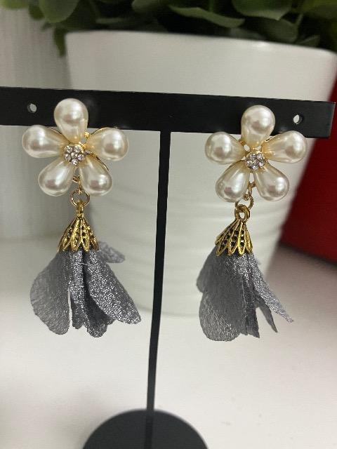 ハンドメイド フラワータッセルチャームを使用したフラワーパールピアス グレー < 女性ファッション  ハンドメイド フラワータッセルチャームを使用したフラワーパールピアス グレー  < 女性ファッションの