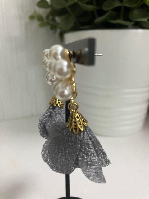 ハンドメイド フラワータッセルチャームを使用したフラワーパールピアス グレー < 女性ファッション  ハンドメイド フラワータッセルチャームを使用したフラワーパールピアス グレー < 女性ファッションの
