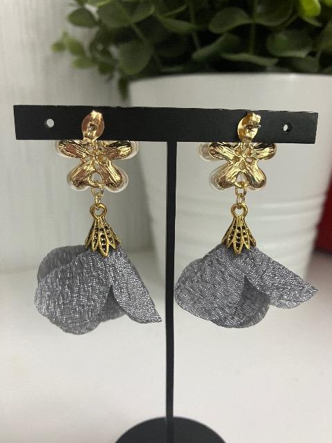 ハンドメイド フラワータッセルチャームを使用したフラワーパールピアス グレー < 女性ファッション  ハンドメイド フラワータッセルチャームを使用したフラワーパールピアス グレー < 女性ファッションの