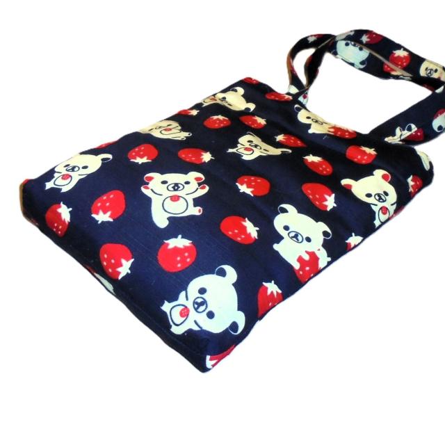 ◆難あり生地に傷◆スクエアベーシックトートバッグ◆コリラックマ・苺×紺地 < 女性ファッション ◆難あり生地に傷◆スクエアベーシックトートバッグ◆コリラックマ・苺×紺地 < 女性ファッションの