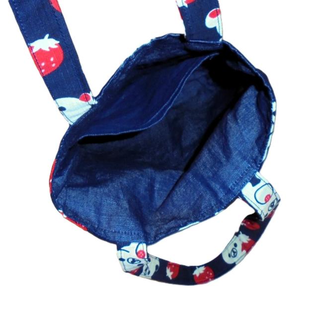 ◆難あり生地に傷◆スクエアベーシックトートバッグ◆コリラックマ・苺×紺地 < 女性ファッション ◆難あり生地に傷◆スクエアベーシックトートバッグ◆コリラックマ・苺×紺地 < 女性ファッションの