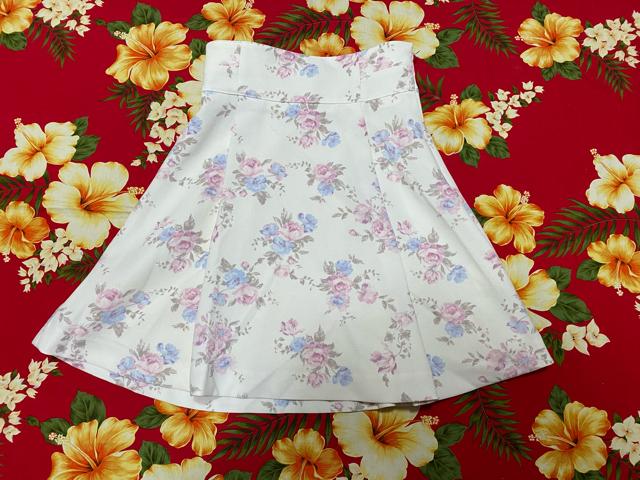 新品未使用☆レストローズ☆爽やか白地にバラ柄スカート☆ < ブランド  新品未使用☆レストローズ☆爽やか白地にバラ柄スカート☆  < ブランドの