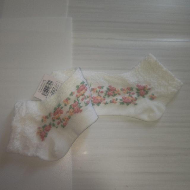 新品タグ付き ブリティッシュローズ柄靴下 23〜25cm 送料無料 < 女性ファッション  新品タグ付き ブリティッシュローズ柄靴下 23〜25cm 送料無料 < 女性ファッションの