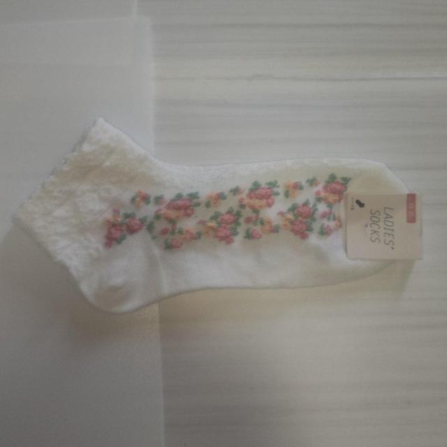 新品タグ付き ブリティッシュローズ柄靴下 23〜25cm 送料無料 < 女性ファッション  新品タグ付き ブリティッシュローズ柄靴下 23〜25cm 送料無料 < 女性ファッションの