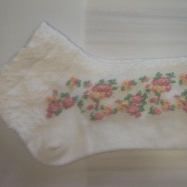 新品タグ付き ブリティッシュローズ柄靴下 23〜25cm 送料無料 < 女性ファッション  新品タグ付き ブリティッシュローズ柄靴下 23〜25cm 送料無料 < 女性ファッションの