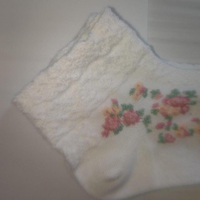 新品タグ付き ブリティッシュローズ柄靴下 23〜25cm 送料無料 < 女性ファッション  新品タグ付き ブリティッシュローズ柄靴下 23〜25cm 送料無料 < 女性ファッションの