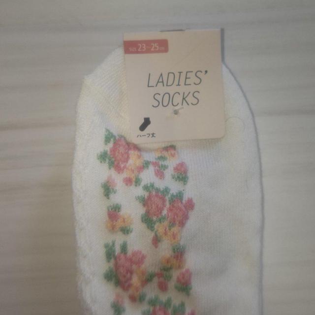 新品タグ付き ブリティッシュローズ柄靴下 23〜25cm 送料無料 < 女性ファッション  新品タグ付き ブリティッシュローズ柄靴下 23〜25cm 送料無料 < 女性ファッションの