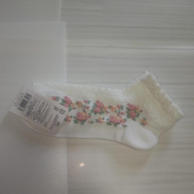新品タグ付き ブリティッシュローズ柄靴下 23〜25cm 送料無料 < 女性ファッション  新品タグ付き ブリティッシュローズ柄靴下 23〜25cm 送料無料 < 女性ファッションの