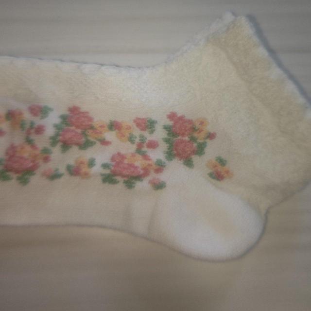 新品タグ付き ブリティッシュローズ柄靴下 23〜25cm 送料無料 < 女性ファッション  新品タグ付き ブリティッシュローズ柄靴下 23〜25cm 送料無料 < 女性ファッションの