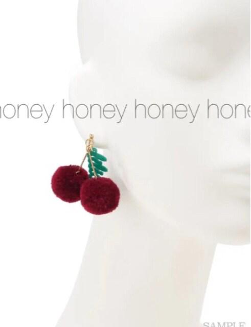 SALE●定価4,400円●lilLilly●ポンポンチェリーピアス●白 < ブランド SALE●定価4,400円●lilLilly●ポンポンチェリーピアス●白 < ブランドの