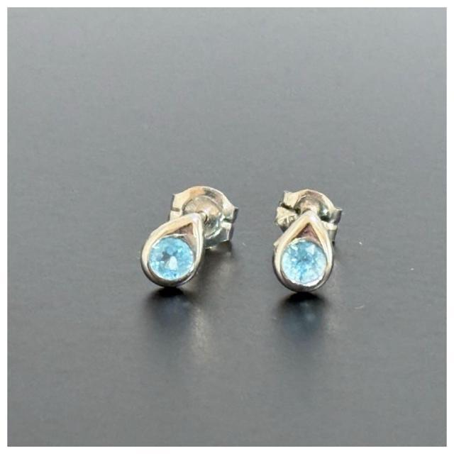 K14 ホワイトゴールド 水色 石入り しずく ドロップ ピアス < 女性アクセサリー/時計 K14 ホワイトゴールド 水色 石入り しずく ドロップ ピアス < 女性アクセサリー/時計の
