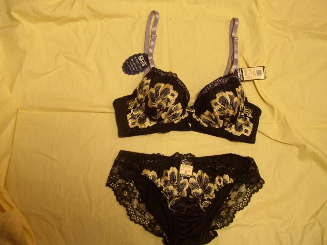 ブラックに金刺繍使いC70Mワイヤー入り < 女性ファッション ブラックに金刺繍使いC70Mワイヤー入り < 女性ファッションの