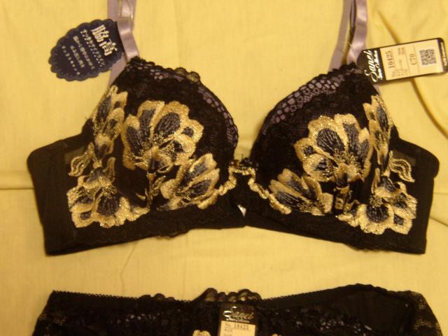 ブラックに金刺繍使いC70Mワイヤー入り < 女性ファッション ブラックに金刺繍使いC70Mワイヤー入り < 女性ファッションの