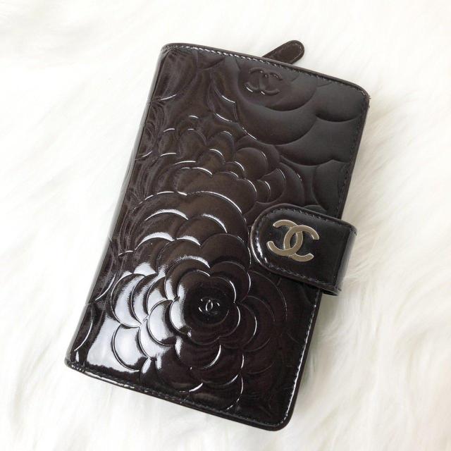 【美品】CHANEL シャネル 二つ折り財布 折り財布 カメリア ココマーク パテントレザー < ブランド 【美品】CHANEL シャネル 二つ折り財布 折り財布 カメリア ココマーク パテントレザー < ブランドの