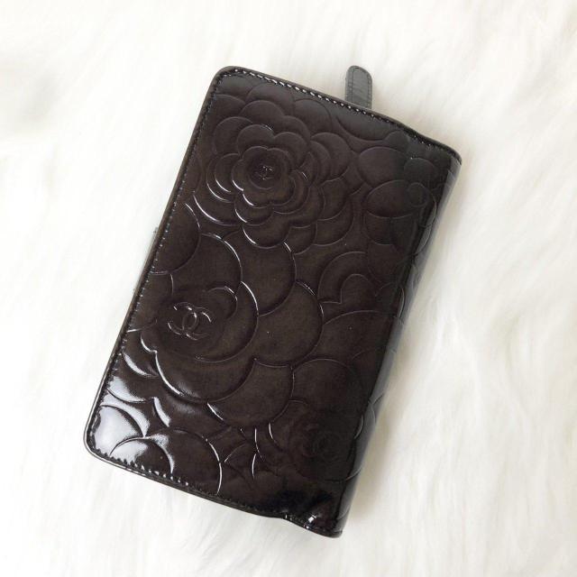 【美品】CHANEL シャネル 二つ折り財布 折り財布 カメリア ココマーク パテントレザー < ブランド 【美品】CHANEL シャネル 二つ折り財布 折り財布 カメリア ココマーク パテントレザー < ブランドの