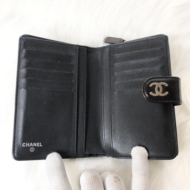 【美品】CHANEL シャネル 二つ折り財布 折り財布 カメリア ココマーク パテントレザー < ブランド 【美品】CHANEL シャネル 二つ折り財布 折り財布 カメリア ココマーク パテントレザー < ブランドの
