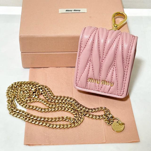 MIUMIU ミュウミュウ AirPodsケース マテラッセ レザー ピンク < ブランド MIUMIU ミュウミュウ AirPodsケース マテラッセ レザー ピンク < ブランドの