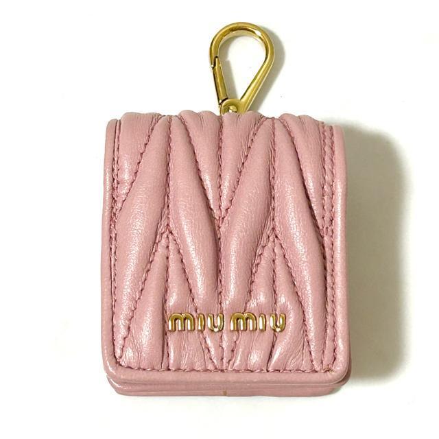 MIUMIU ミュウミュウ AirPodsケース マテラッセ レザー ピンク < ブランド MIUMIU ミュウミュウ AirPodsケース マテラッセ レザー ピンク < ブランドの