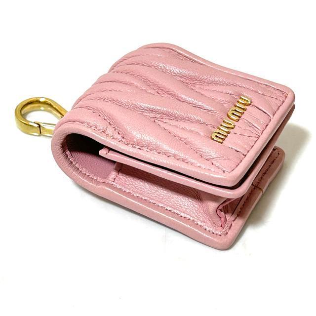 MIUMIU ミュウミュウ AirPodsケース マテラッセ レザー ピンク < ブランド MIUMIU ミュウミュウ AirPodsケース マテラッセ レザー ピンク < ブランドの